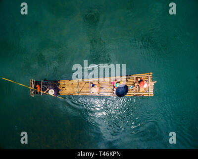 Zattera di bambù sul Fiume Lijiang in Guilin, nel Guangxi. Foto Stock