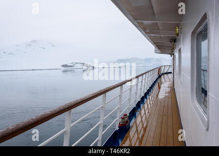 Vista della coperta di neve litorale fuori dal ponte della nave da crociera, Antartide Foto Stock