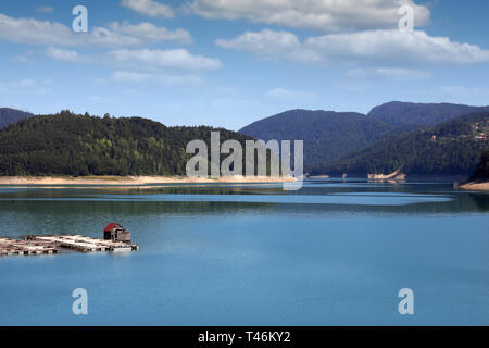 Il lago di Tara Zaovine paesaggio di montagna in estate la Serbia Foto Stock