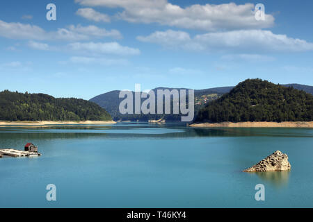 Il lago di Tara Zaovine paesaggio di montagna Serbia Foto Stock