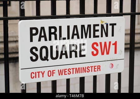 Un cartello stradale di Piazza del Parlamento, Westminster, London, Regno Unito Foto Stock