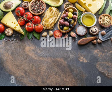 Pasta, spezie e verdure. Popolari del Mediterraneo italiano o ingredienti alimentari. Vista dall'alto. Foto Stock