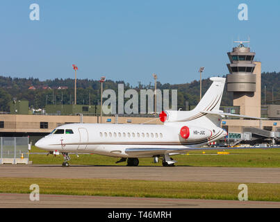 Kloten, Svizzera - 30 Settembre 2016: un Dassault Falcon 7X jet all'aeroporto di Zurigo. Il Dassault Falcon 7X è una grande cabina di business jet fabbricazione Foto Stock