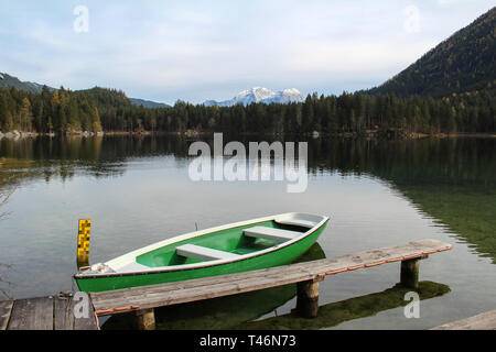 Immagine panoramica al lago di montagna Hintersee nelle Alpi Bavaresi Foto Stock