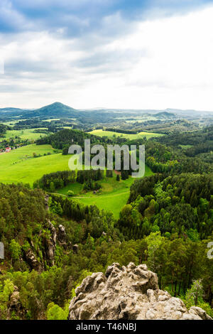 Fortezza Koenigstein nella Svizzera sassone, Germania. Bella vista delle mura e degli edifici della fortezza Festung Königstein permanente sulla cima di una collina dal ri Foto Stock