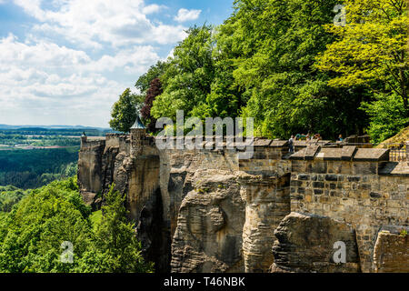 Fortezza Koenigstein nella Svizzera sassone, Germania. Bella vista delle mura e degli edifici della fortezza Festung Königstein permanente sulla cima di una collina dal ri Foto Stock