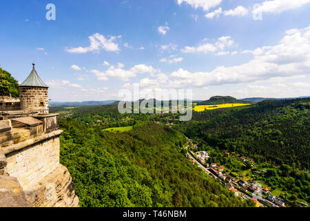 Fortezza Koenigstein nella Svizzera sassone, Germania. Bella vista delle mura e degli edifici della fortezza Festung Königstein permanente sulla cima di una collina dal ri Foto Stock