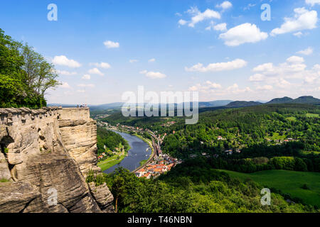 Fortezza Koenigstein nella Svizzera sassone, Germania. Bella vista delle mura e degli edifici della fortezza Festung Königstein permanente sulla cima di una collina dal ri Foto Stock