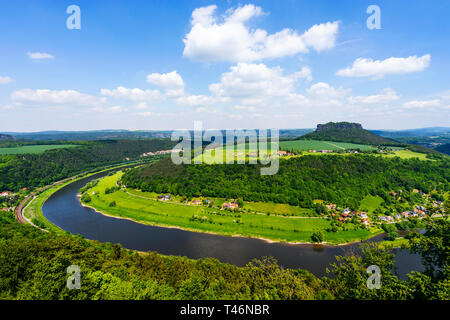 Fortezza Koenigstein nella Svizzera sassone, Germania. Bella vista delle mura e degli edifici della fortezza Festung Königstein permanente sulla cima di una collina dal ri Foto Stock