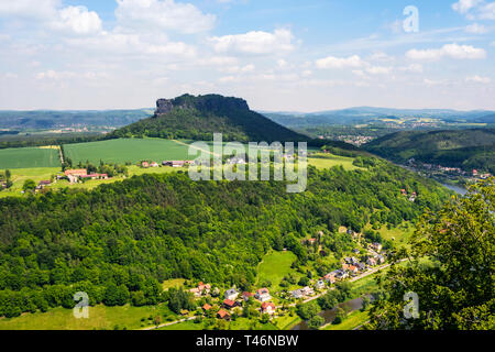 Fortezza Koenigstein nella Svizzera sassone, Germania. Bella vista delle mura e degli edifici della fortezza Festung Königstein permanente sulla cima di una collina dal ri Foto Stock