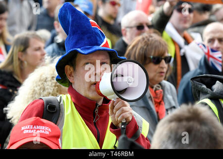 Un manifestante visto parlando a un megafono durante la dimostrazione. I dimostranti si sono riuniti presso la piazza del Parlamento e hanno marciato in luoghi diversi tra cui Downing Street, Westminster Bridge, Trafalgar Square bloccando le strade e affrontare la polizia. Manifestanti richiesta da parte del governo e degli esponenti politici di lasciare l'Unione europea senza una trattativa e fornire ciò che era stato promesso. Foto Stock