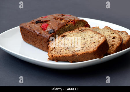 Pane alla banana su Nero piatto di servizio Foto Stock