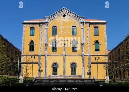 Oviedo. Spagna - 14 Aprile 2019: UNIVERSIDAD DE OVIEDO CAMPUS DE HUMANIDADES Foto Stock