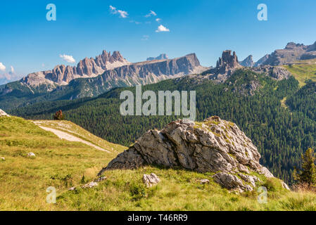 Dolomiti. Panorama sulle cime della Valle di Cortina. Lagazuoi, Tofane, Cinque Torri, Nuvolau, la Marmolada e Odle. Sogno. L'Italia. Foto Stock