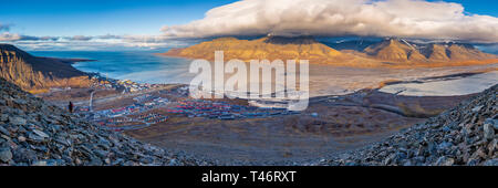 Escursioni a piedi lungo le montagne - Vista di Longyearbyen e adventdalen fjord dal di sopra - la parte più settentrionale del settlement nel mondo. Svalbard, Norvegia Foto Stock