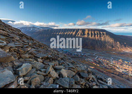 Escursioni a piedi lungo le montagne - Vista di Longyearbyen e adventdalen fjord dal di sopra - la parte più settentrionale del settlement nel mondo. Svalbard, Norvegia Foto Stock