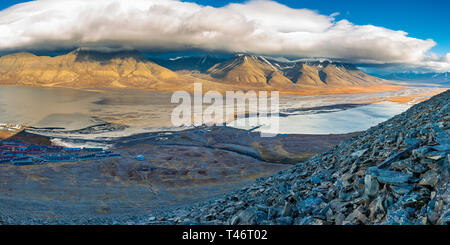 Escursioni a piedi lungo le montagne - Vista di Longyearbyen e adventdalen fjord dal di sopra - la parte più settentrionale del settlement nel mondo. Svalbard, Norvegia Foto Stock