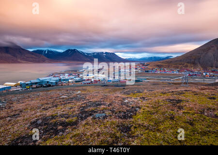 Vista di Longyearbyen e adventdalen fjord dal di sopra - tempo di esposizione lungo - la parte più settentrionale del settlement nel mondo. Svalbard, Norvegia Foto Stock