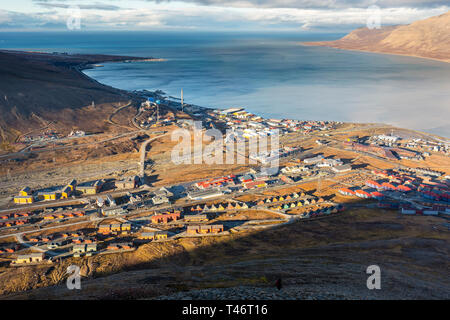 Vista di Longyearbyen e adventdalen fjord dal di sopra - la parte più settentrionale del settlement nel mondo. Svalbard, Norvegia Foto Stock