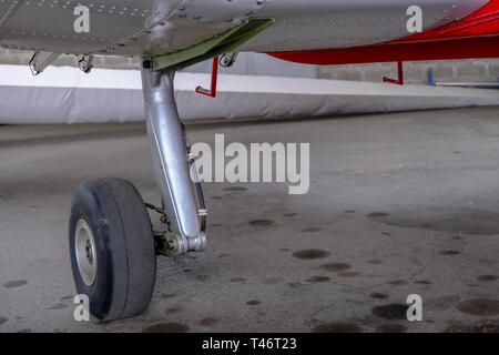 Atterraggio close up, luce sport aicraft ruota, main landing gear Foto Stock