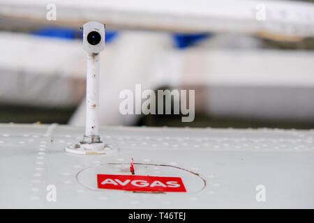 Sonda di Pitot sulla parte superiore della luce di un'ala di un velivolo, close up dettaglio con serbatoio carburante latch Foto Stock