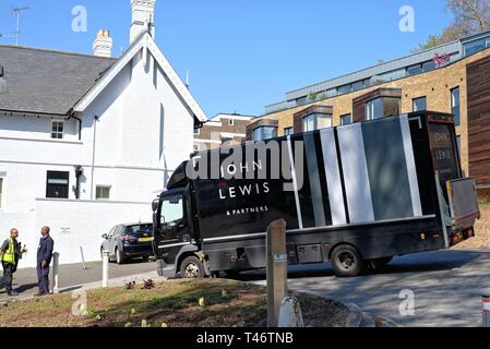 Un John Lewis e partner furgone parcheggiato al di fuori di una casa residenziale in Richmond on Thames Surrey in Inghilterra REGNO UNITO Foto Stock