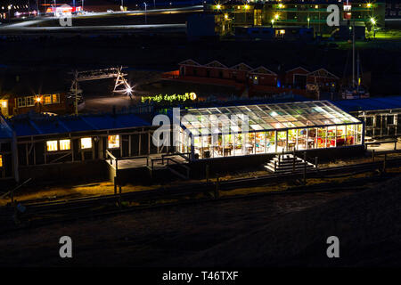 Norvegia paesaggio adventdalen fiordo, cielo notturno, Longyearbyen Mountain durante la notte, Svalbard Oceano artico, Spitsbergen Foto Stock