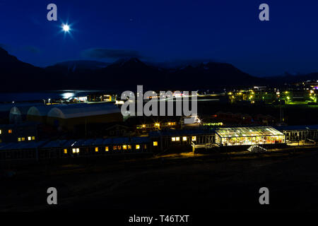 Norvegia paesaggio adventdalen fiordo, cielo notturno, Longyearbyen Mountain durante la notte, Svalbard Oceano artico, Spitsbergen Foto Stock