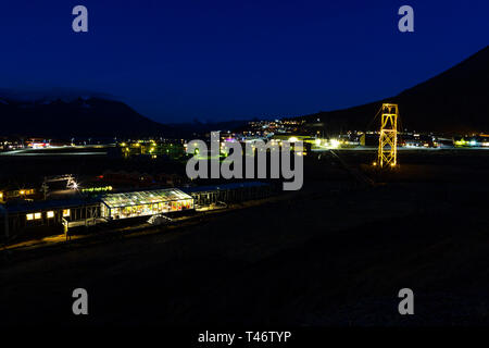 Norvegia paesaggio adventdalen fiordo, cielo notturno, Longyearbyen Mountain durante la notte, Svalbard Oceano artico, Spitsbergen Foto Stock