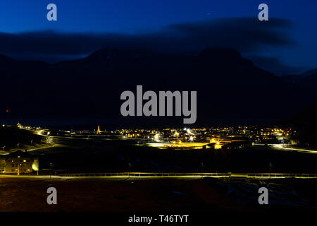 Norvegia paesaggio adventdalen fiordo, cielo notturno, Longyearbyen Mountain durante la notte, Svalbard Oceano artico, Spitsbergen Foto Stock