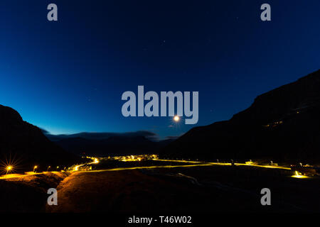 Norvegia paesaggio adventdalen fiordo, cielo notturno, Longyearbyen Mountain durante la notte con la luna, Svalbard Oceano artico, Spitsbergen Foto Stock