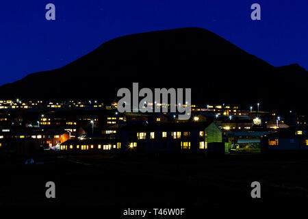 Norvegia paesaggio adventdalen fiordo, cielo notturno, Longyearbyen Mountain durante la notte, Svalbard Oceano artico, Spitsbergen Foto Stock