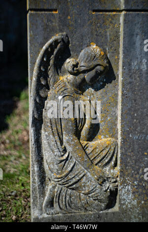 Angelo scolpito su una lastra tombale, la vecchia chiesa di St Nicholas, in salita, Weston-super-Mare, North Somerset, Regno Unito Foto Stock