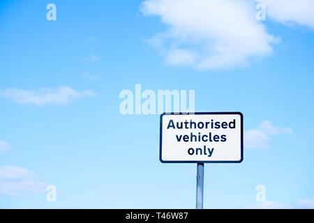 Per i veicoli autorizzati solo segno contro il cielo blu Foto Stock