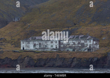 Distand vista dall'Oceano artico di insediamento Grumant a Svalbard, Spitzbergen Foto Stock