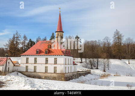Priory Palace su una soleggiata giornata invernale, Gatchina, Russia Foto Stock