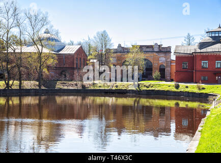 Gli edifici di vecchia costruzione di impianti Izhora - gasometro sulla sinistra, Power Station nel centro, mulino di acciaio sulla destra, Kolpino, San Pietroburgo, Russia Foto Stock