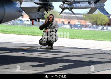 Il personale Sgt. Saul Huerta, un capo equipaggio assegnati al 149Manutenzione aeromobili squadrone, Air National Guard, esegue il pre-controlli di volo su di un F-16 Fighting Falcon prima del decollo Marzo 13, 2019 a base comune San Antonio-Lackland, Texas. (Air National Guard Foto Stock