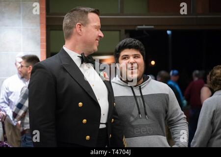 ALMA, Ark. (13 marzo 2019) Senior Chief Musician Courtney Williams, da Greenbrier, Tennessee, condivide un momento con un membro del pubblico a seguito della banda della marina militare in concerto al Alma Performing Arts Center di Alma, Arkansas. Gli Stati Uniti La banda della marina militare effettuata in 10 stati durante la sua 23-city, 5.000-mile tour, il collegamento delle comunità di tutta la nazione per la loro Marina. Foto Stock