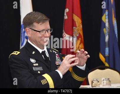 Lt. Gen. Stephen G. Fogarty, comandante dell esercito Cyber comando, offre un keynote address al 2019 le Forze Armate Communications Electronics Association 2019 Army Signal Conferenza, in Springfield, Virginia, Marzo 13, 2019. Foto Stock