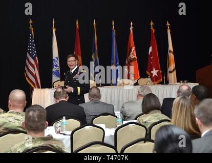 Lt. Gen. Stephen G. Fogarty, comandante dell esercito Cyber comando, offre un keynote address circa ARCYBER attuali e future priorità al 2019 le Forze Armate Communications Electronics Association 2019 Army Signal Conferenza, in Springfield, Virginia, Marzo 13, 2019. Foto Stock