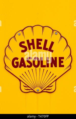 WAWPECONG, IN - 13 Aprile 2019: un guscio vintage segno di benzina su un giallo antico gas pompa al Waupecong stazione Shell nel nord indiana Foto Stock