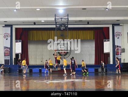 MANILA, Filippine (15 marzo 2019) - USA 7 ammiraglia della flotta USS Blue Ridge (LCC 19) marinai di partecipare ad un avviamento gioco di basket tra le Blue Ridge squadra di basket e il Colegio de San Juan, Letran Cavalieri a Manila nelle Filippine. Blue Ridge è la più antica nave operativa in marina e, come 7 comando della flotta navale, lavora attivamente per promuovere le relazioni con gli alleati e partner nella regione Indo-Pacifico. Foto Stock