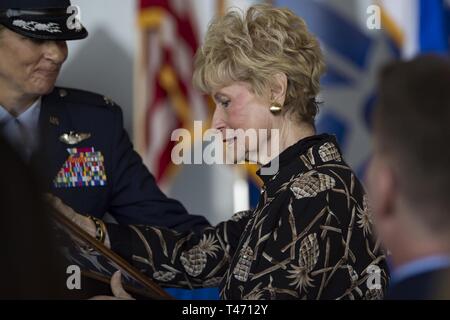 Col. Jennifer breve, sinistra, 23d Wing Commander, presenta un Stati Uniti bandiera alla dott.ssa Lucia Greene, destra e la famiglia Greene durante la celebrazione della vita cerimonia per onorare il compianto Sig. parker di W. Greene, 14 marzo 2019, a Moody Air Force Base, Ga. Greene, una salda Air Force avvocato e uno dei più influenti militari leader civici passata lontano dic. 18, 2018. Foto Stock