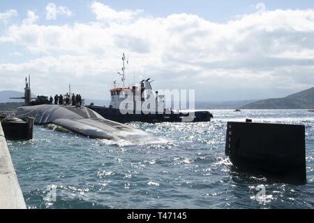 Supporto navale attività SOUDA BAY, Grecia (14 marzo 2019) La Ohio-classe di missili di crociera sommergibile USS Florida (SSGN 728) è ancorata pier-lato a Souda Bay, la Grecia per una porta programmata visita il 14 marzo 2019. NSA Souda Bay è un funzionamento a terra base che consente a Stati Uniti, alleati e partner le forze della nazione di essere dove sono necessari e quando essi sono necessari per garantire la sicurezza e la stabilità in Europa, Africa e Asia sud-ovest. Foto Stock