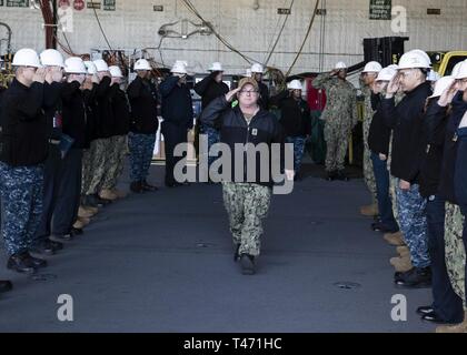 NEWPORT NEWS, Va. (14 marzo 2019) Capo macchinista compagno del Eric Baker, di Terre Haute, Indiana, assegnato alla USS Gerald Ford (CVN 78) Engineering Department, restituisce la salute di Ford Chiefs pasticcio come egli è rediretto a terra. Ford è attualmente in fase di post-shakedown disponibilità presso Huntington Ingalls Industries-Newport News la costruzione navale. Foto Stock