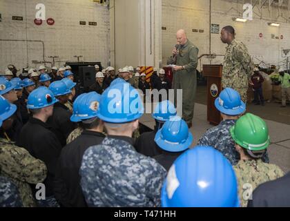 NEWPORT NEWS, Va. (14 marzo 2019) Capt. John J. Cummings, USS Gerald Ford (CVN 78) comandante, indirizzi di Ford in equipaggio durante una chiamata di mani in navi hangar bay. Ford è attualmente in fase di post-shakedown disponibilità presso Huntington Ingalls Industries-Newport News la costruzione navale. Foto Stock