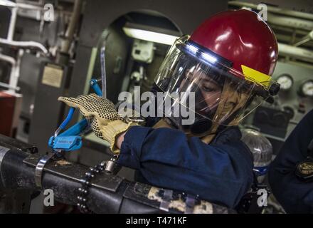 Inghilterra (14 marzo 2019) specialista culinaria marinaio Geanina Callaghan non patching tubo durante un trapano a bordo del Arleigh Burke-class guidato-missile destroyer USS Porter (DDG 78) a sostegno di bandiera ufficiale di formazione del mare in Plymouth, Inghilterra, 14 marzo 2019. Porter, distribuita a Rota, Spagna, è sulla sua sesta patrol NEGLI STATI UNITI Sesta flotta area di operazioni a sostegno degli Stati Uniti gli interessi di sicurezza nazionali in Europa e in Africa. Foto Stock
