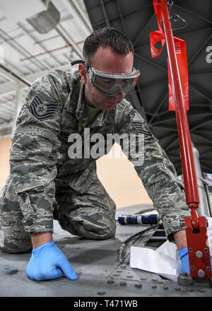 Sergente tecnico ed McGaughey, 104th gruppo di manutenzione degli aeromobili Sistemi pneudraulic tecnico di manutenzione, installa una nuova velocità attuatore del freno su un F-15 Eagle, il 14 marzo 2019, presso Barnes Air National Guard Base, Massachusetts. McGaughey ha lavorato come un attivo di guardia tecnico di riserva per circa nove anni. Foto Stock