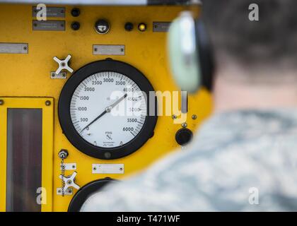 Sergente tecnico ed McGaughey, 104th gruppo di manutenzione degli aeromobili Sistemi pneudraulic tecnico di manutenzione, monitor livelli su una prova idraulica stand durante la fase di testing di una nuova velocità di installazione attuatore del freno su un F-15 Eagle, il 14 marzo 2019, presso Barnes Air National Guard Base, Massachusetts. Egli è utilizzando il test idraulico stand per verificare la presenza di eventuali perdite in velivoli utility del sistema idraulico che comanda le cose come la velocità freno e carrello di atterraggio. Foto Stock